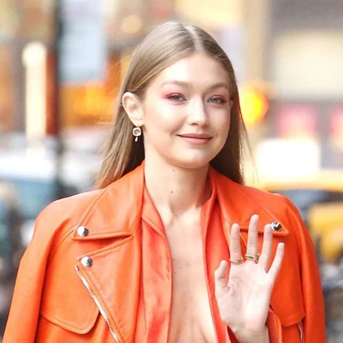 Gigi Hadid | 4 χειμερινές εμφανίσεις με sneakers που θα αντιγράψουμε