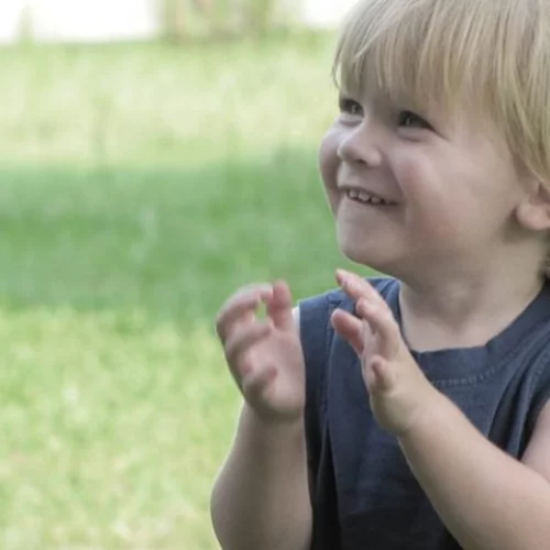 Γιατί η συμμετοχή των παιδιών σε τραγούδια με παλαμάκια είναι ευεργετική