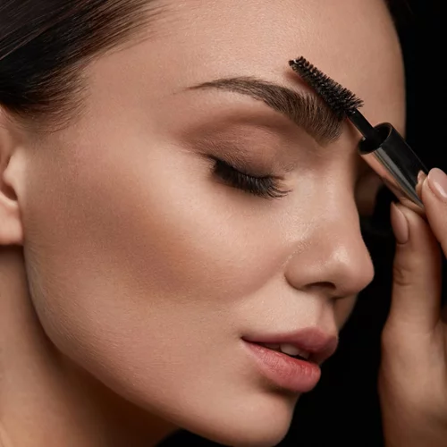 Εσύ τι κάνεις καθημερινά για τα φρύδια και τις βλεφαρίδες σου;