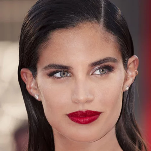 Χτένισμα για Ρεβεγιόν: Ορίστε τι να αποθηκεύσεις για να κάνεις εκείνο το βράδυ, είτε μόνη είτε στο κομμωτήριο