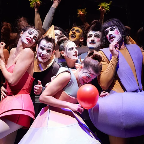 Αυτές τις 5 θεατρικές παραστάσεις πρέπει να δεις στις γιορτές