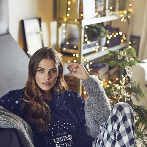 Go out or stay in? Ξέρουμε πού θα βρεις τα πιο ωραία εσώρουχα και πυτζάμες για τις γιορτές