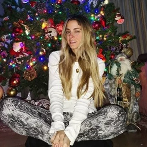 Δούκισσα Νομικού | Ποζάρει φορώντας μόνο... το χριστουγεννιάτικο δέντρο!