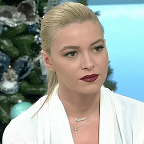 Στιγμές οικογενειακής ευτυχίας για την Εβελίνα Σκίτσκο | Με την κόρη της στο πανέμορφα στολισμένο σαλόνι της