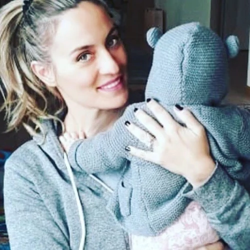 Ελεονώρα Μελέτη | Έγραψε μαντινάδα για την κόρη της και της την αφιέρωσε