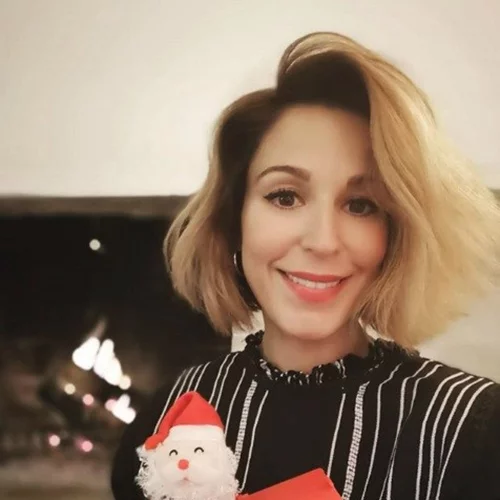 Κατερίνα Παπουτσάκη | Με φουσκωμένη κοιλίτσα δίπλα στο χριστουγεννιάτικο δέντρο