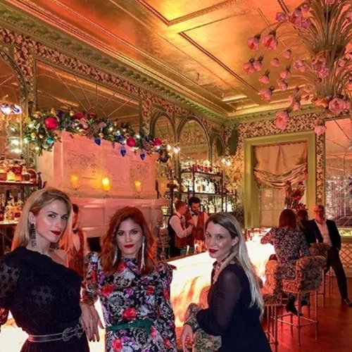 Μαίρη Συνατσάκη - Ντορέττα Παπαδημητρίου | Επισκέφθηκαν το πιο ιστορικό prive club του Λονδίνου