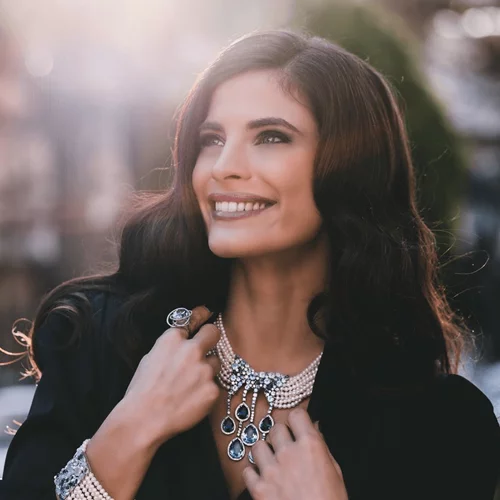 Η Χριστίνα Μπόμπα μόλις μας έδωσε μια φανταστική ιδέα για τα εορταστικά μας looks