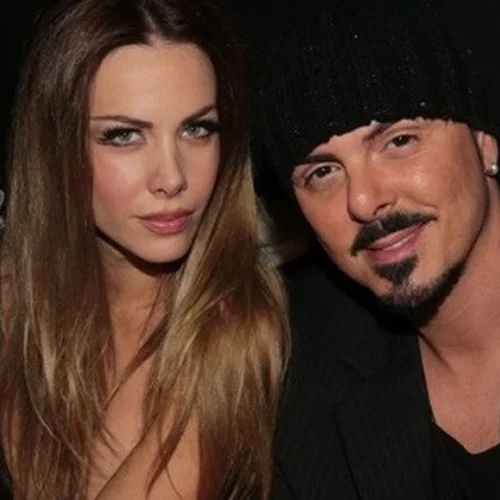 Νίκος Βουρλιώτης | Η σύζυγός του, Όλγα Καρπαθάκη, έκανε ένα πολύ τολμηρό look για να βγει μαζί του