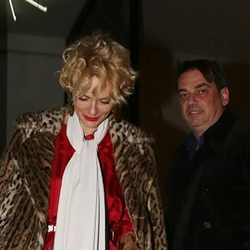 Έλενα Χριστοπούλου και Τόλης Κότσης | Το τρυφερό φιλί σε δημόσια έξοδο που προδίδει έναν μεγάλο έρωτα