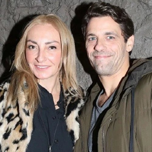 Λαμπερές παρουσίες στην επίσημη πρεμιέρα «Η Κωμωδία των Παρεξηγήσεων» | Ρούλα Ρέβη και Αποστόλης Τότσικας ήταν ανάμεσα σε αυτές