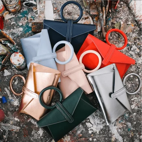 Complét | Το νέο, βρετανικό bag brand από τη βαφτιστήρα του Hubert De Givenchy