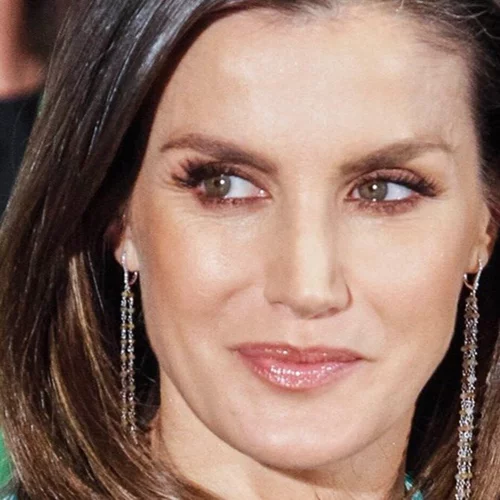 Βασίλισσα Letizia | Απογείωσε το μονοχρωματικό κόκκινο look