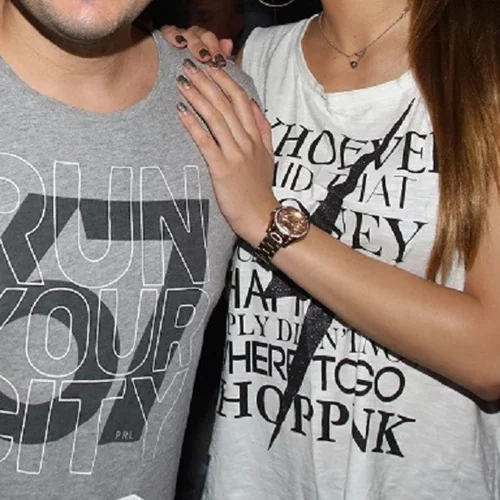 Γνωστός Έλληνας δημοσιογράφος έκανε το επόμενο βήμα στη σχέση του με την κατά 18 χρόνια νεότερη σύντροφό του