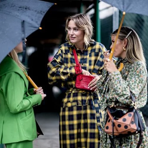 Τι να φορέσω όταν βρέχει | 10 cool outfits για στυλ και στη βροχή