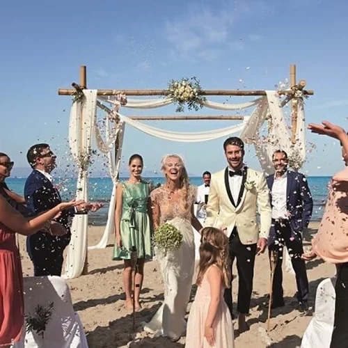 Γάμος σε παραλία | 7 styling tips για την καλεσμένη