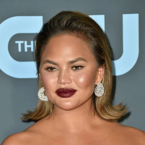 Chrissy Teigen | Βάφτηκε μόνη της για να ΜΗΝ πάει στα Grammys και έδειξε όλα τα βήματα στα stories της