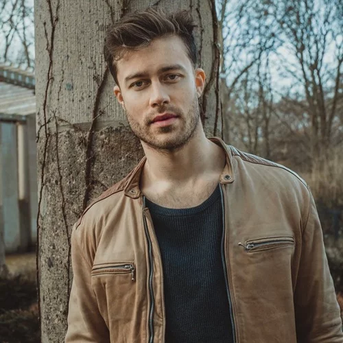 Joel Cederberg | Ποιος είναι ο Σουηδός ηθοποιός του «Περιμένοντας τη Νονά»;