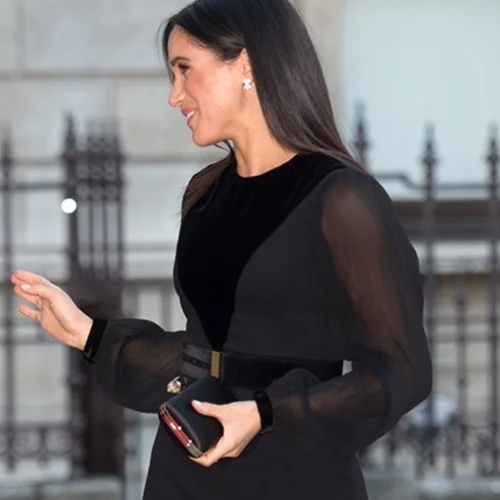 Kate και Meghan | Γιατί κρατούν την τσάντα ΜΟΝΟ με το αριστερό χέρι τους;
