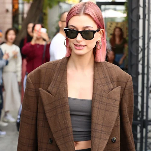 Say Hello στα νέα ροζ μαλλιά της Hailey Bieber που μοιάζουν με τσιχλόφουσκα