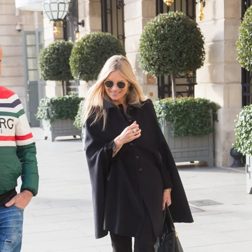 Οι celebrities δωρίζουν ένα αγαπημένο ζευγάρι παπούτσια και εσύ μπορείς να το αποκτήσεις