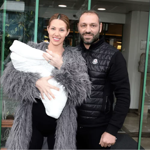 Σάσα Μπάστα | Η έξοδος από το μαιευτήριο με την κόρη της στην αγκαλιά της