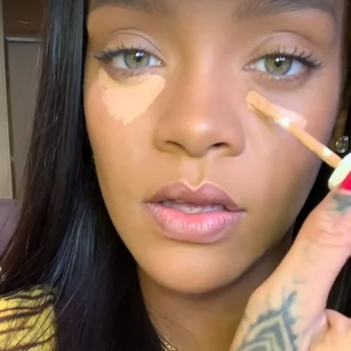 Η Rihanna κυκλοφορεί 40 αποχρώσεις concealer και σου δείχνει πώς το φοράει η ίδια σε ένα βίντεο