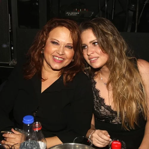 Τέλειο! Η Νικολέτα Βλαβιανού ποζάρει με το νεογέννητο εγγονό της