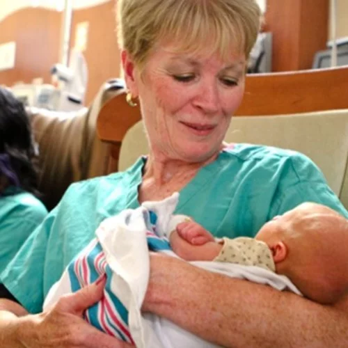 Εθελοντές αγκαλιάς για απροστάτευτα βρέφη: η πιο τρυφερή δουλειά