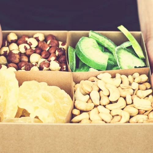 Θες σνακ το βράδυ; 7 σούπερ ιδέες σνακ που μπορεί να φας πριν κοιμηθείς για τη βραδινή λιγούρα