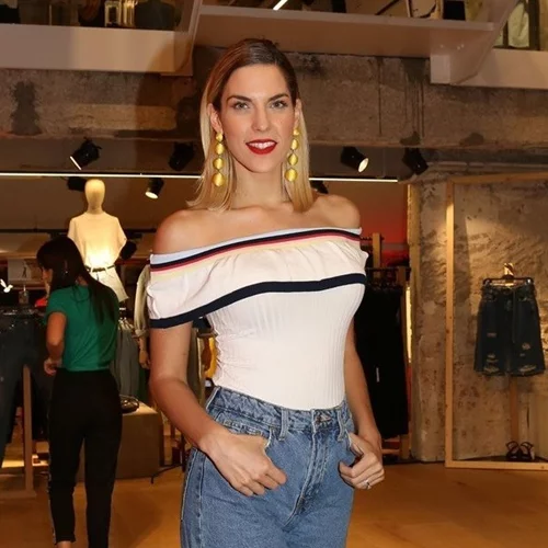 Μαντώ Γαστεράτου | Δες τον κούκλο αδελφό της, Χάρη