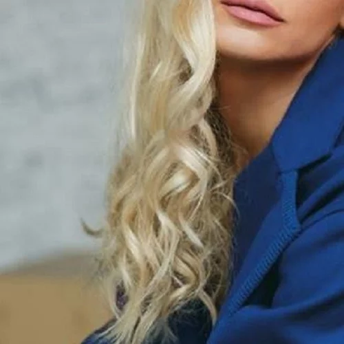 Γνωστή Ελληνίδα ηθοποιός έκοψε πολύ κοντά τα πλούσια ξανθά μαλλιά της και τα δώρισε σε καρκινοπαθείς