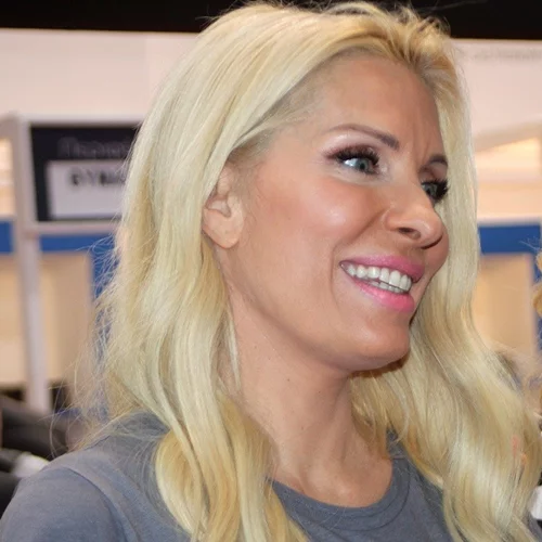 Ελένη Μενεγάκη | Πιο casual και λαμπερή από ποτέ στην Έκθεση τροφίμων και ποτών