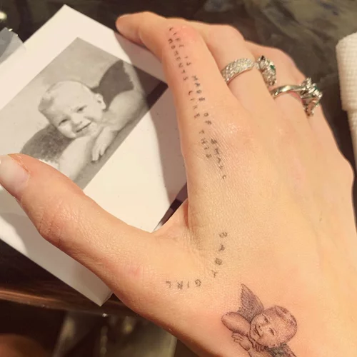 Ποια διάσημη influencer μαμά έκανε τατουάζ το πρόσωπο του γιου της;