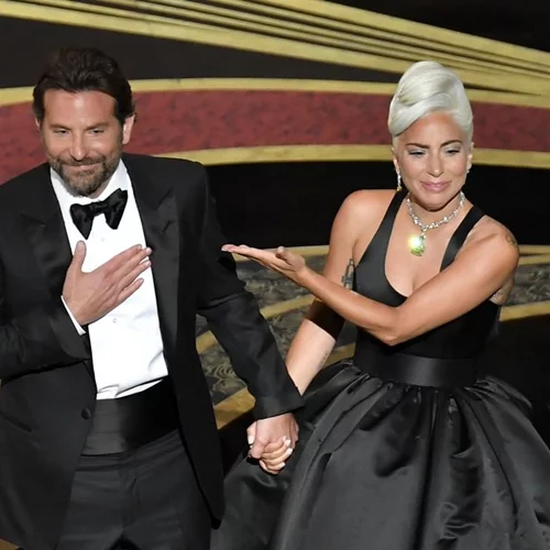 Επιβάτης του μετρό τραγουδά το "Shallow" της Lady Gaga και γίνεται viral