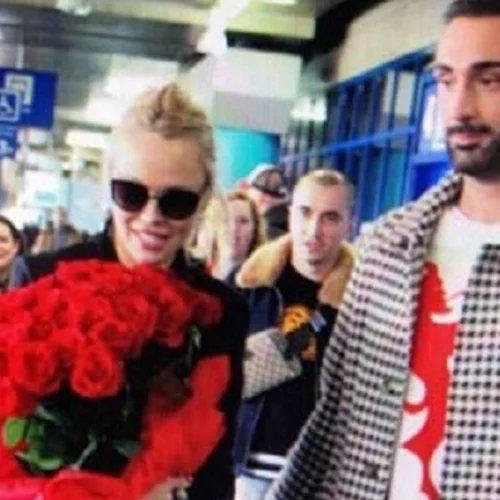 Στην Ελλάδα η Pamela Anderson |  Το total black look και η θερμή υποδοχή από τον Νίκο Κοκλώνη (pics)