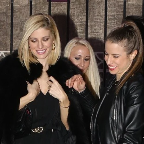 Ευαγγελία Αραβανή | Διασκέδασε στον αγαπημένο της μαζί με την αδερφή της (φωτογραφίες)