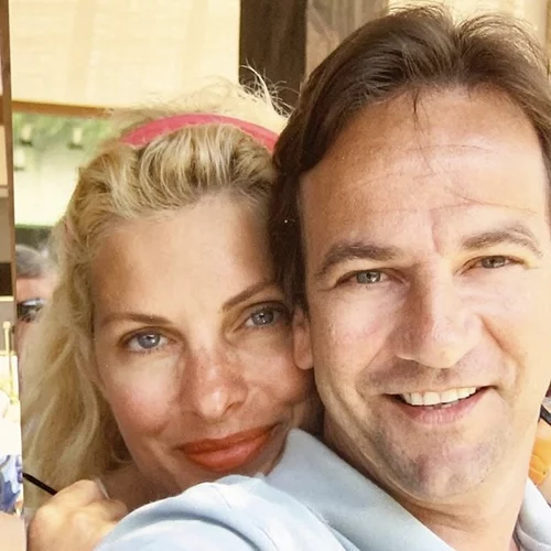 Η Ελένη Μενεγάκη κρυώνει στην τοποθεσία Μαρούσι