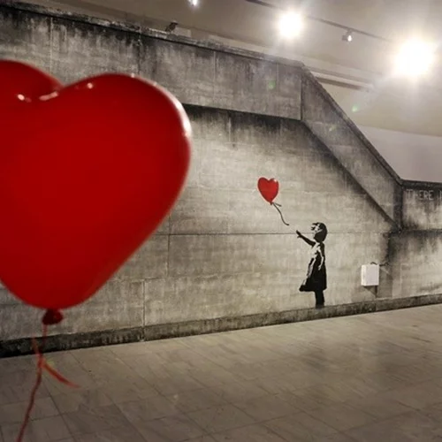 Ο Bansky μάς έδειξε για πρώτη φορά το πρόσωπό του