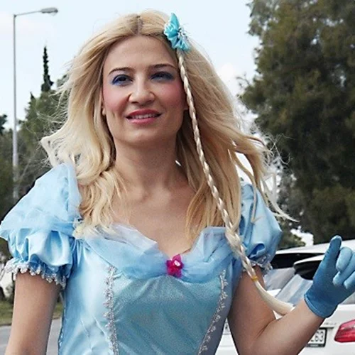 Η Φαίη Σκορδά ως «βασίλισσα Έλσα» στη Γλυφάδα | Όλες οι φωτογραφίες από το μασκέ πάρτι με τους γιους της!