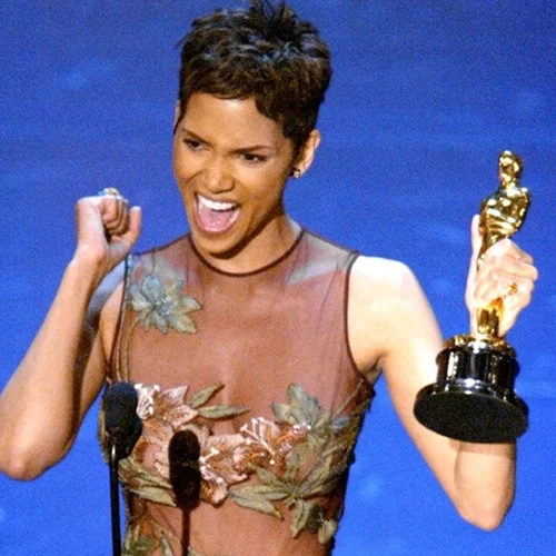 H Halle Berry είναι ξεκάθαρα η νικήτρια του #pillowchallenge