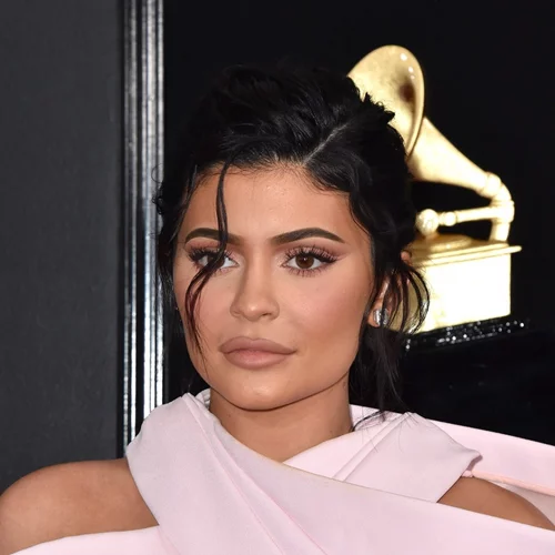 Επιτέλους, η skincare σειρά της Kylie Jenner είναι γεγονός με την ίδια να ποζάρει πιο άβαφη από ποτέ