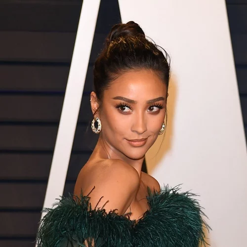 Shay Mitchell | Κάνει γυμναστική με άψογο χτένισμα αλά Lara Croft