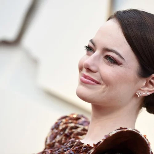 Εmma Stone | Εμφανίστηκε στην Αθήνα με το πιο viral jacket της σεζόν