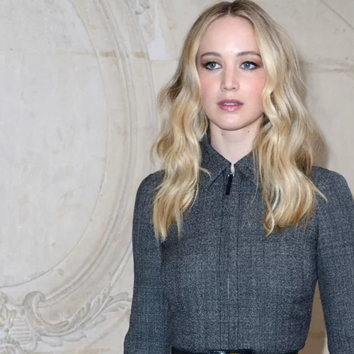 Jennifer Lawrence | Η πρώτη δημόσια εμφάνιση με το δαχτυλίδι αρραβώνων της