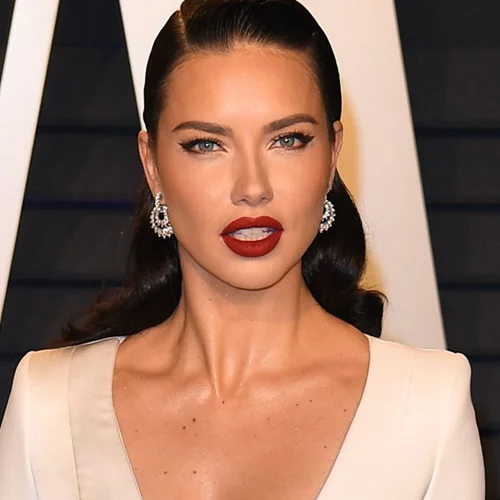 Στο πάρτυ του Vanity Fair αποθεώθηκε το cat eye μακιγιάζ και μερικές ακόμα beauty τάσεις που αξίζει να δεις