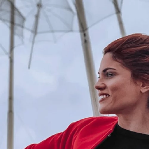 «The world of Banksy» | Η Μαίρη Συνατσάκη έγινε (έστω και για λίγο) το iconic κορίτσι με το μπαλόνι