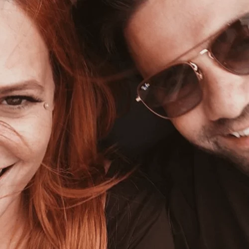 Σίσσυ Χρηστίδου | Φωτογραφίζει τον Θοδωρή Μαραντίνη με την τούρτα των γενεθλίων του
