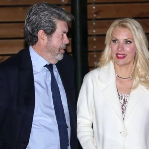 Ελένη Μενεγάκη - Γιάννης Λάτσιος | Έξοδος με τα τρία τους παιδιά (πρέπει να δεις πόσο ψήλωσε η Λάουρα)