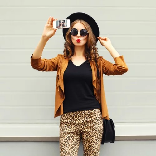 Λευκό, μαύρο ή κόκκινο; Αυτά είναι τα καλύτερα χρώματα που μπορείς να φορέσεις σε μια φωτογραφία